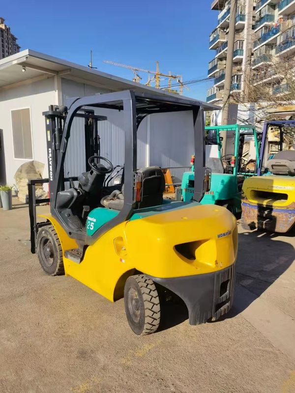 Япония Использованный компактный электрический вилочный погрузчик Komatsu 2,5 тонны Вилочный погрузчик Мощность двигателя