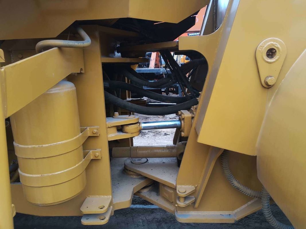 Доступный подержанный колесный погрузчик Cat 966G с 5,5 м3 ведровым и гусеничным двигателем