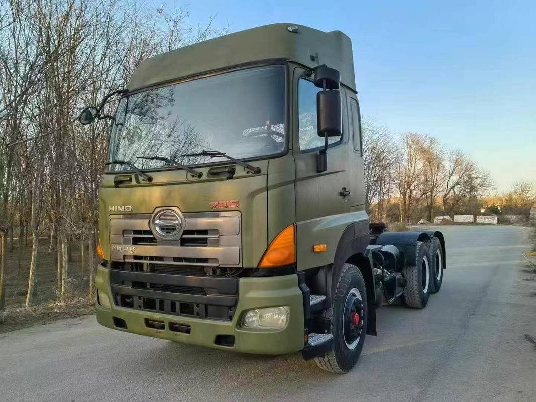 Использованный седельный тягач HINO 700  Транспортная длина 7,18 м Оригинальный цвет