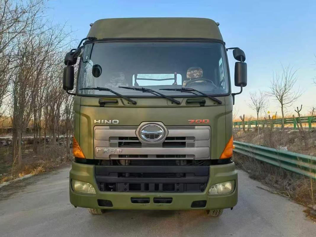 Использованный седельный тягач HINO 700  Транспортная длина 7,18 м Оригинальный цвет