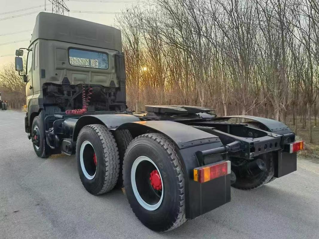 Использованный седельный тягач HINO 700  Транспортная длина 7,18 м Оригинальный цвет