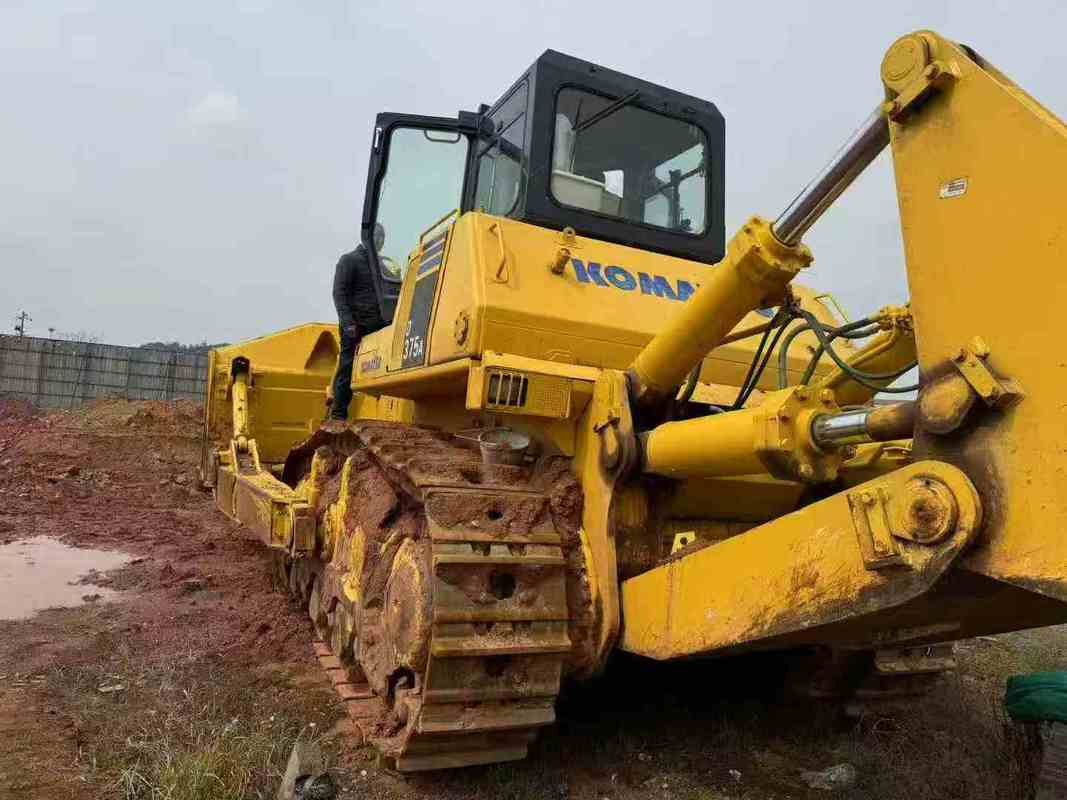 Использованный бульдозер Komatsu D375A-5 на продажу. 68-тонный бульдозер экспортируется из Китая.